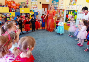 Dzieci tańczą naśladując nauczycielkę